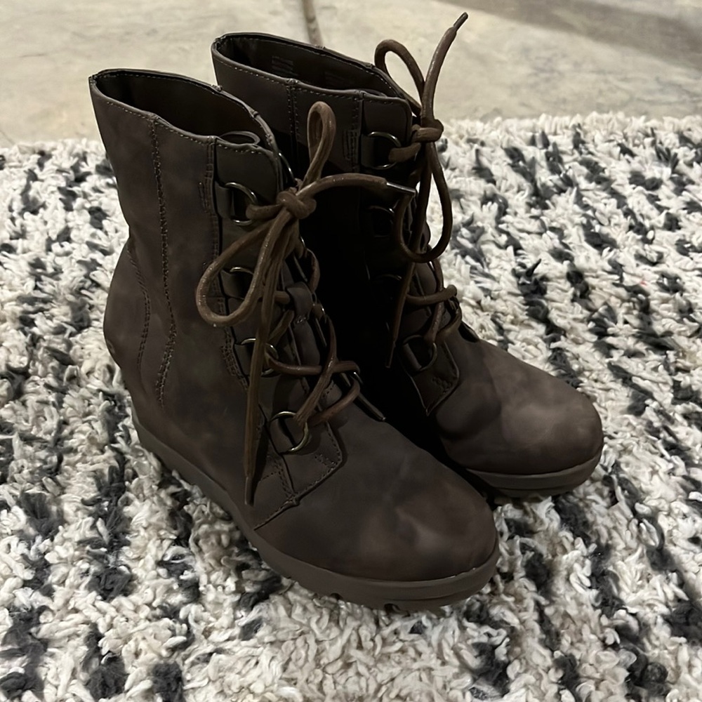 Wedge boots